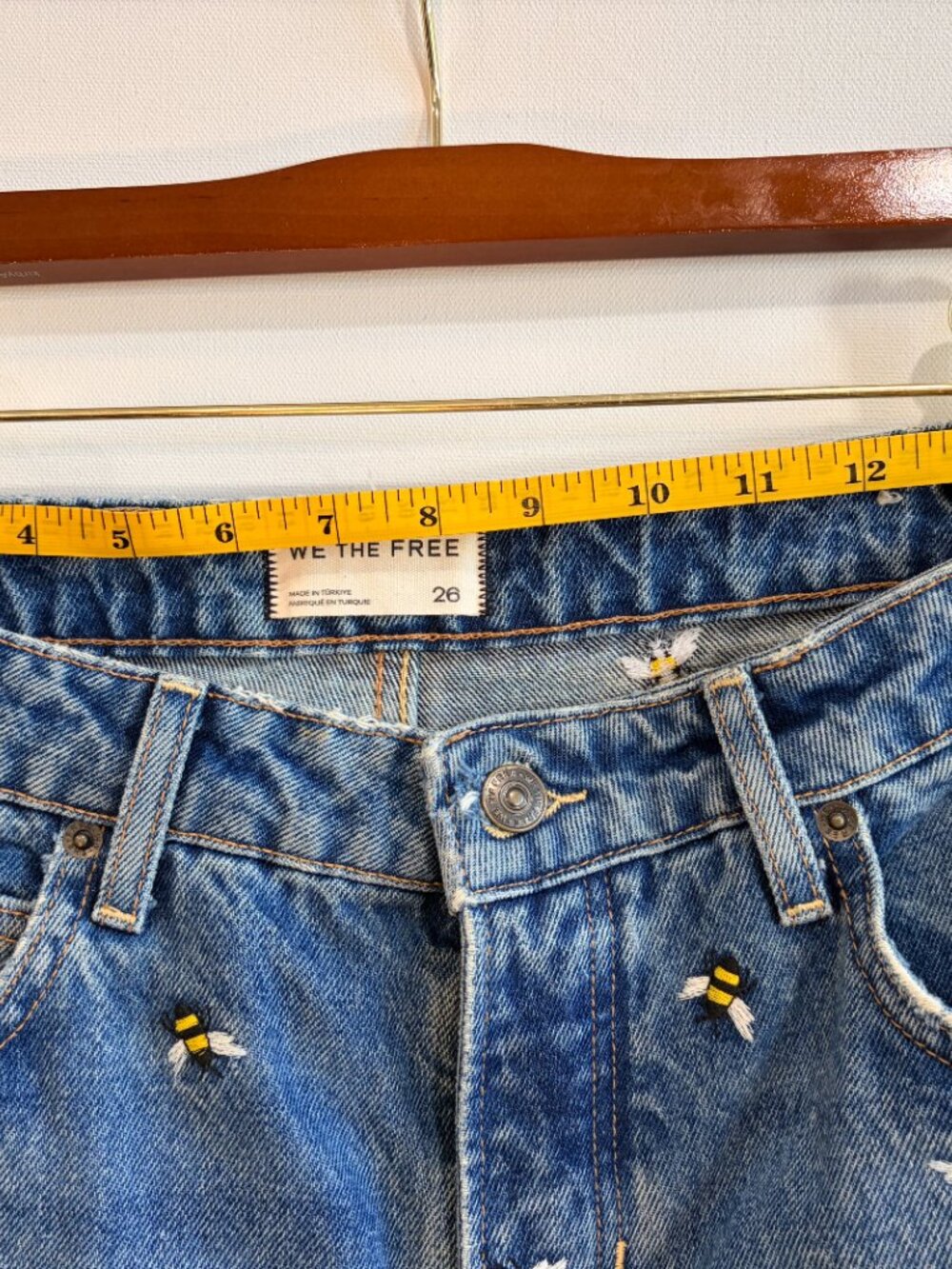 Free People We The Free Deep Trance Bee Embroidered Boyfriend Jeans Size 26 - Picture 3 of 7